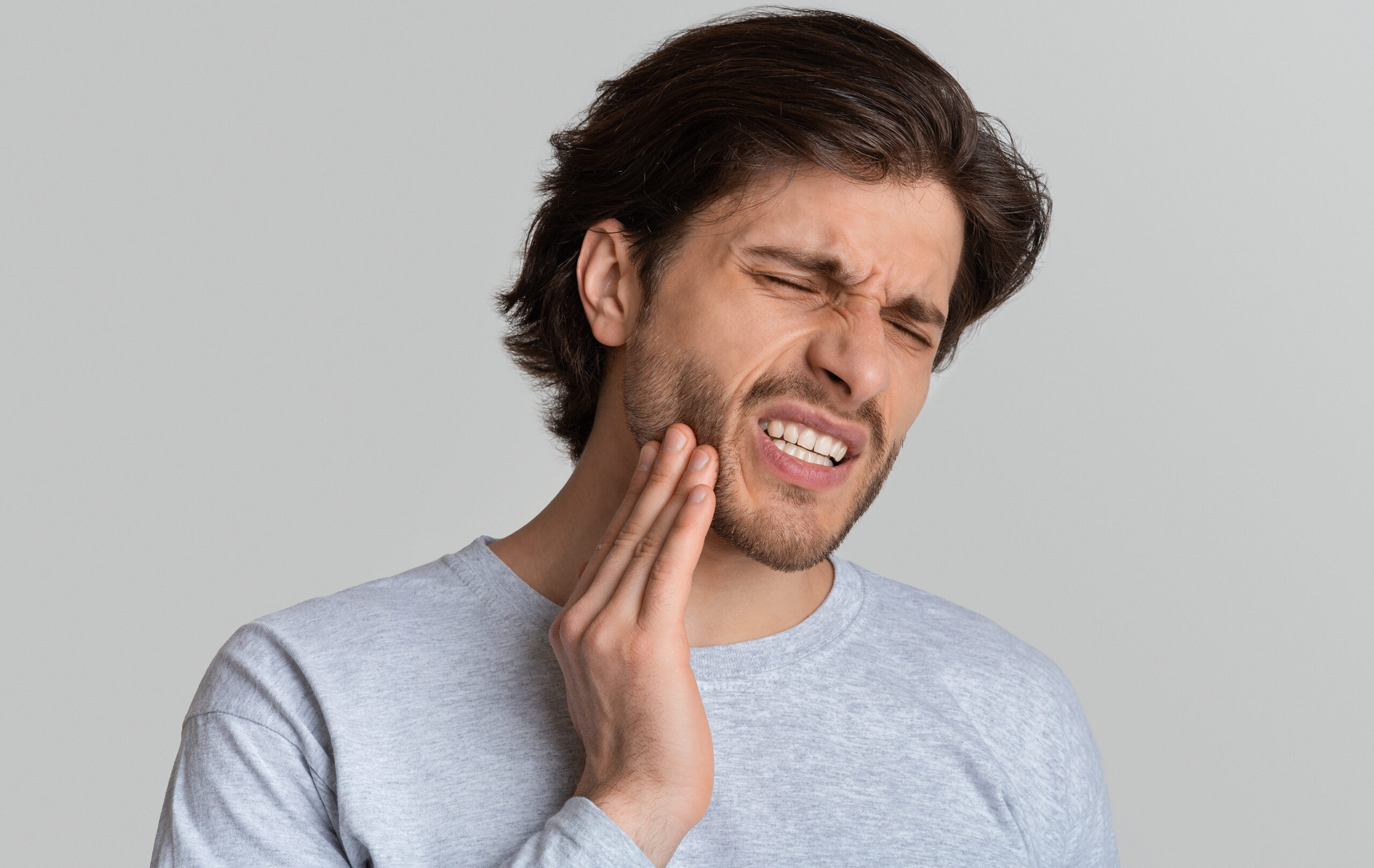 How to Handle a Tooth Injury Before Seeing an Emergency Dentist in Burnaby?
